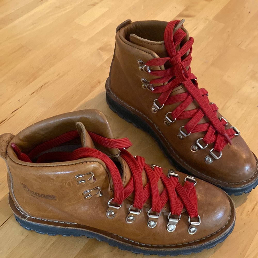 Womens Danner boots. Excellent used condition. Size 6.5